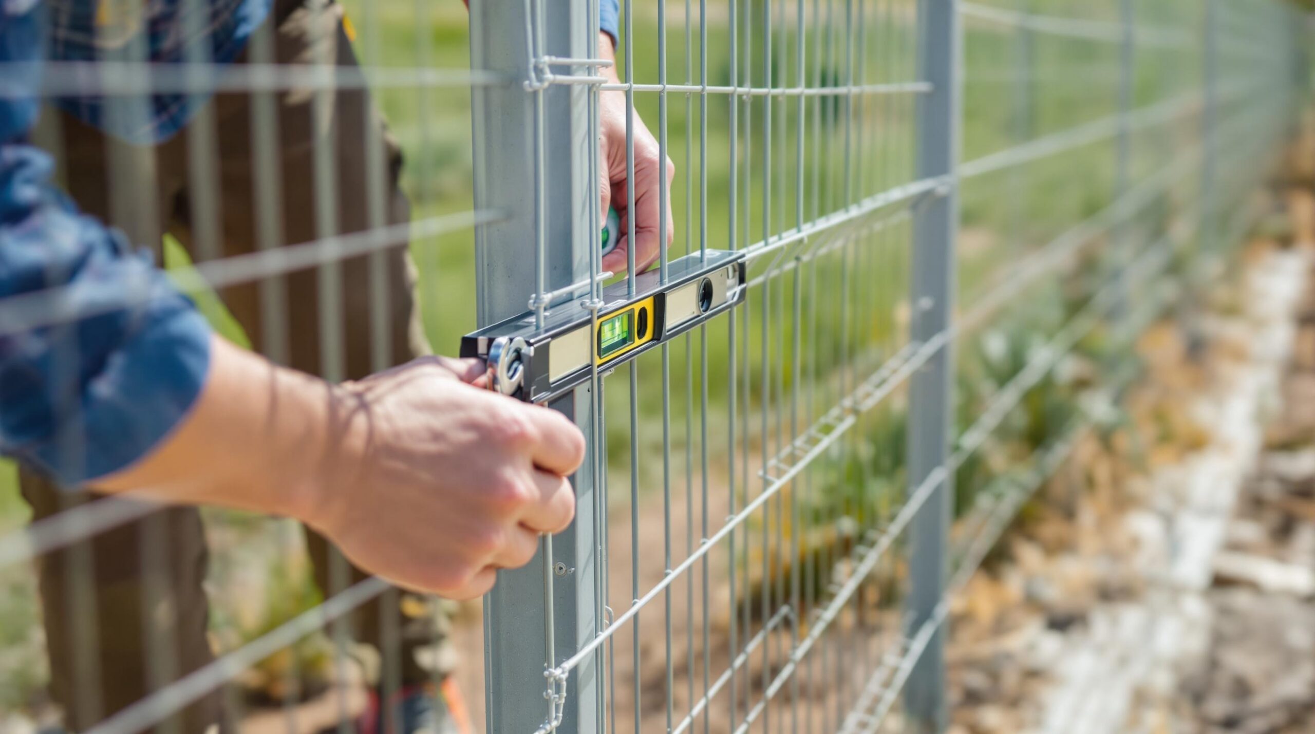 Gittermattenzaun montieren: Tipps für einen sicheren Aufbau